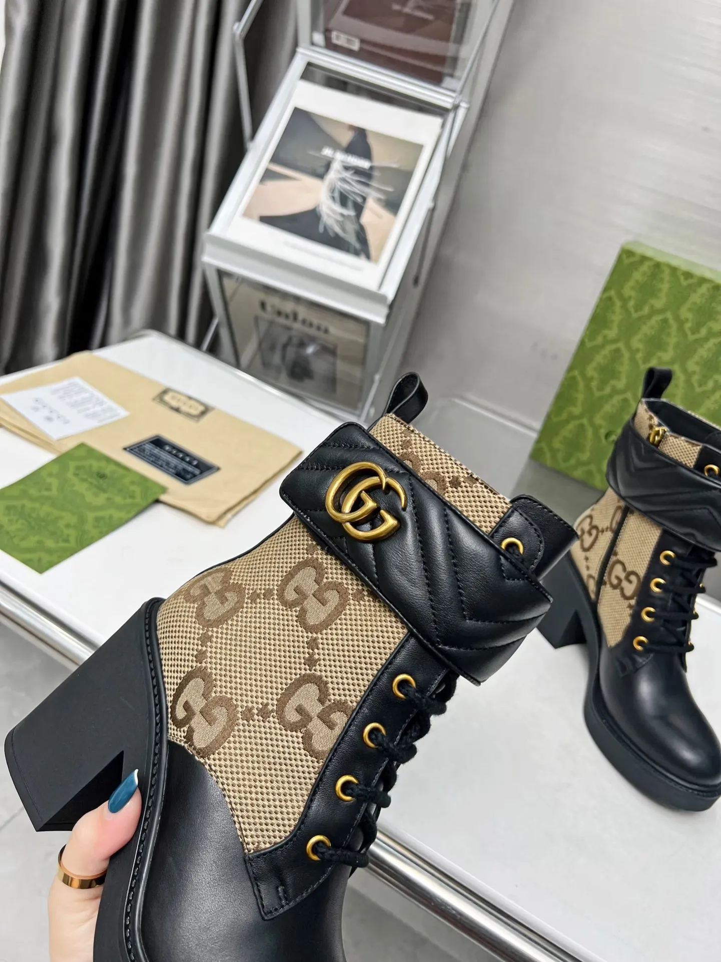👟👟Ex-factory price 560👟👟 Autumn and winter GUCCI double G ankle boots with original open mold and electric embroidery magic belt khaki GG canvas logo elements, full of high-end feel. The side zipper is super easy to put on and take off. Fabric: cowhide. Lining/foot pad: cowhide. TPU outsole. Heel height 8cm. Size: 35-42#.